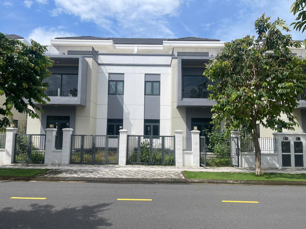bán nhà phố 8x20m - 1 trệt 2 lầu - đường thông 14m - giá 8,2 tỷ bao phí, gần clubhouse- phân khu the suite